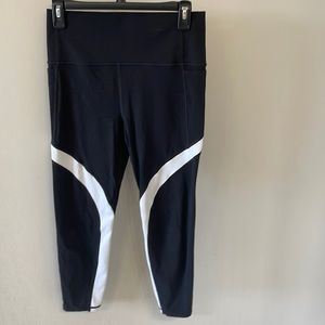 Athleta Salutation Stash Pocket 7/8 Tight